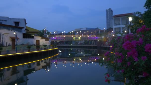 马来西亚马六甲 大约2019年2月 游船水渠五颜六色的桥人走在长廊在马六甲 马来西亚 联合国教科文组织世界遗产城市 — 图库视频影像