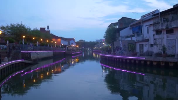 Melaka Malaysia Circa Februari 2019 Båtkryssning Vattenkanal Färgglada Bro Människor — Stockvideo