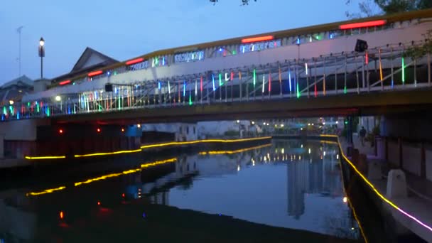 Melaka Malesia Circa Febbraio 2019 Barca Crociera Canale Colorato Ponte — Video Stock