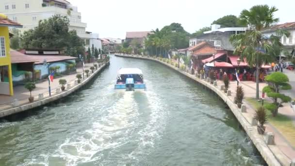 Μελάκα Μαλαισία Περίπου Φεβρουάριος 2019 Βάρκα Κρουαζιερόπλοιου Κανάλι Πολύχρωμη Γέφυρα — Αρχείο Βίντεο