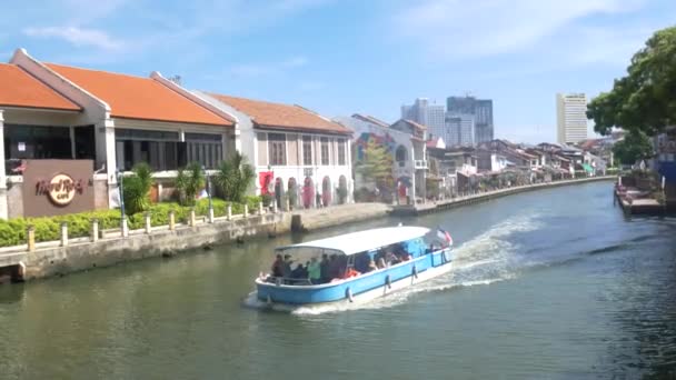 Melaka Malaysia Circa Februari 2019 Båtkryssning Vattenkanal Färgglada Bro Människor — Stockvideo