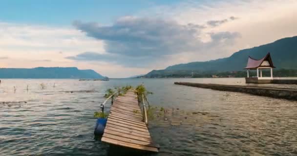 Zonsondergang Time Lapse Oude Houten Steiger Lake Toba Samosir Eiland — Stockvideo