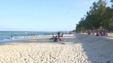Songkhla, Tayland - yaklaşık Şubat, 2019: songkhla Samila Beach, Tayland pazar günü eğlenen insanlar turist aileleri