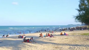 Songkhla, Tayland - yaklaşık Şubat, 2019: songkhla Samila Beach, Tayland pazar günü eğlenen insanlar turist aileleri