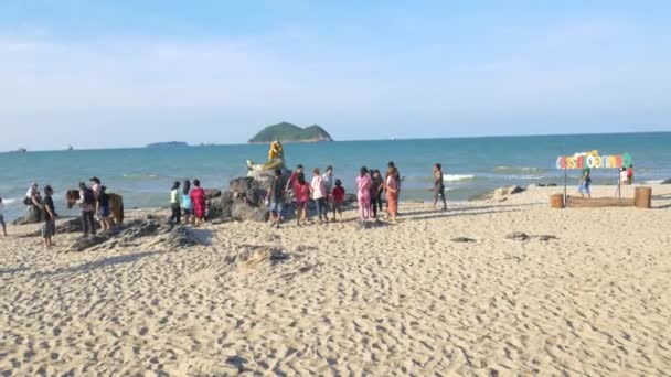 泰国宋赫拉 大约2019年2月 游客家庭在松克拉萨米拉海滩 泰国周日玩得开心 — 图库视频影像
