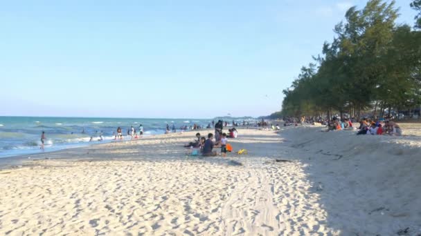 泰国宋赫拉 大约2019年2月 游客家庭在松克拉萨米拉海滩 泰国周日玩得开心 — 图库视频影像