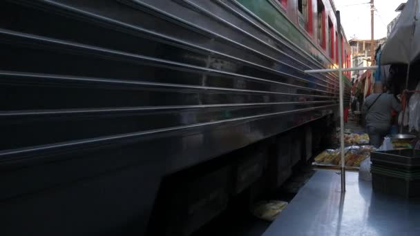 Мае Клонг Таїланд Близько Лютого 2019 Місцевий Потяг Їде Між — стокове відео