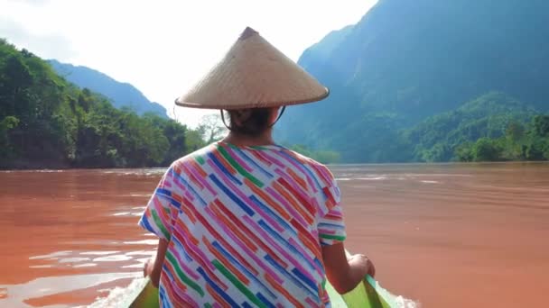 Kobieta Tradycyjnym Kapeluszem Rejs Brązowej Wodzie Rzeki Nam Laosie Niesamowity — Wideo stockowe