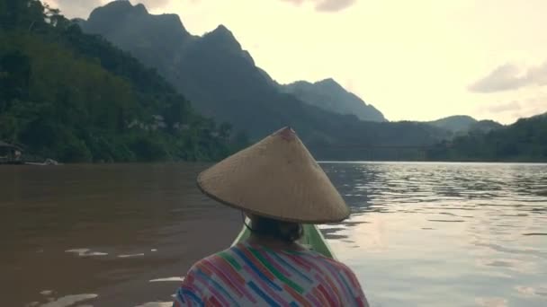 Femme Avec Chapeau Traditionnel Naviguant Sur Les Eaux Brunes Rivière — Video
