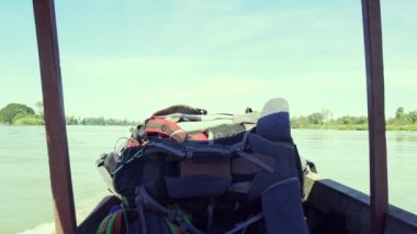 Güney Doğu Asya'da Mekong Nehri 4000 adalar Si Phan Don Laos ünlü turistik hedef, açık mavi gökyüzü, yeşil tropikal bitki örtüsü üzerinde gezinme