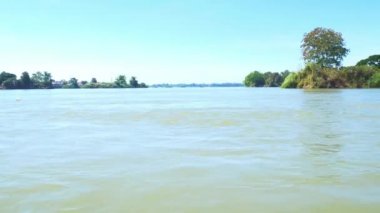 Güney Doğu Asya'da Mekong Nehri 4000 adaları Si Phan Don Laos ünlü turistik yer, açık mavi gökyüzü, yeşil tropikal bitki örtüsü üzerinde seyahat tekne sırt çantaları