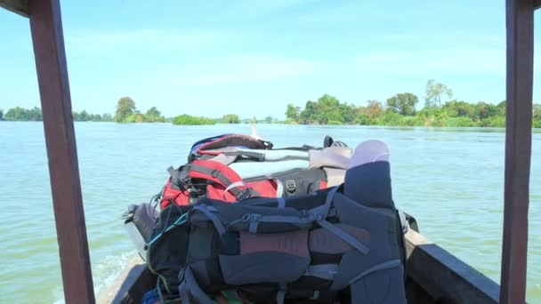 メコン川4001島シファンドンラオスの東南アジアの有名な観光地 澄んだ青空 緑の熱帯植物をナビゲート — ストック動画