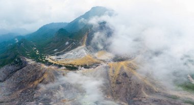 Havadan görünümü Sibayak yanardağı, aktif kaldera buharlama, Berastagi seyahat hedef, Sumatra, Endonezya. 