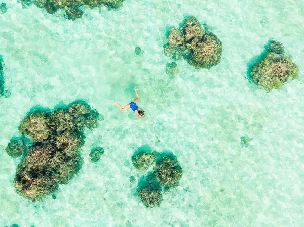 Flyg uppifrån och ner människor snorkla på korallrev tropiska karibiska havet, turkos blått vatten. Indonesien Wakatobi skärgård, marina nationalpark, turist dykning resmål — Stockfoto