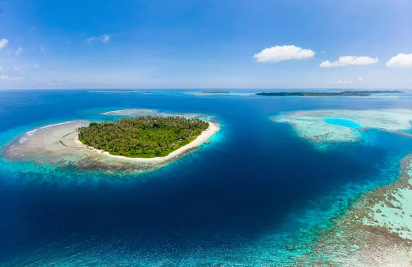 Vista aérea Islas Banyak Sumatra archipiélago tropical Indonesia, Aceh, arrecife de coral playa de arena blanca. Top destino turístico de viajes, el mejor buceo snorkel . — Foto de Stock