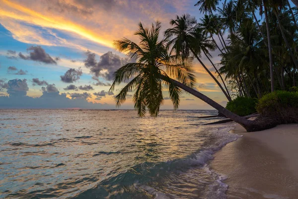 Sunrise drammatico cielo sul mare, spiaggia desertica tropicale, nessun popolo, nuvole tempestose, destinazione turistica, Indonesia Isole Banyak Sumatra — Foto Stock
