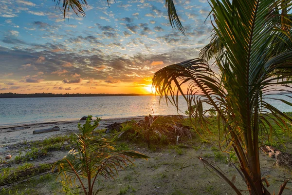 Salida del sol cielo dramático en el mar, playa tropical del desierto, ninguna gente, nubes tormentosas, destino de viaje, Indonesia Islas Banyak Sumatra — Foto de Stock