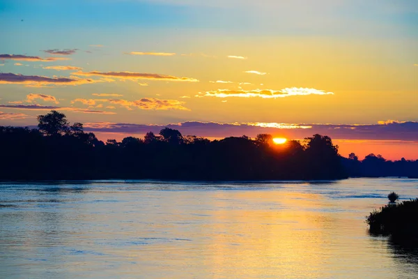 Mekong Nehri 4000 ada Laos, gündoğumu dramatik gökyüzü, suda sis, Güney Doğu Asya 'da ünlü seyahat gezisi gezgini — Stok fotoğraf