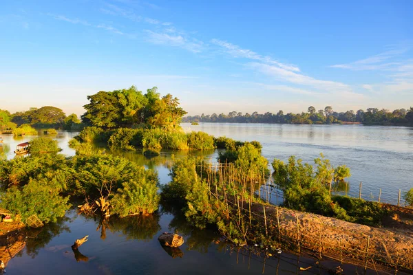 Mekong River 4000 islands Laos, sunrise dramatic sky, mist fog on water, famous travel destination backpacker in South East Asia — Stock Photo, Image