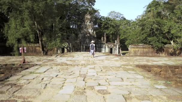 Zeitlupe Ein Tourist Der Die Ruinen Von Angkor Besucht Zerstört — Stockvideo