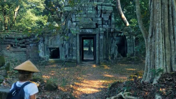 Jeden Turista Navštíví Angkor Cestu Kambodže Žena Tradičním Kloboukem Který — Stock video