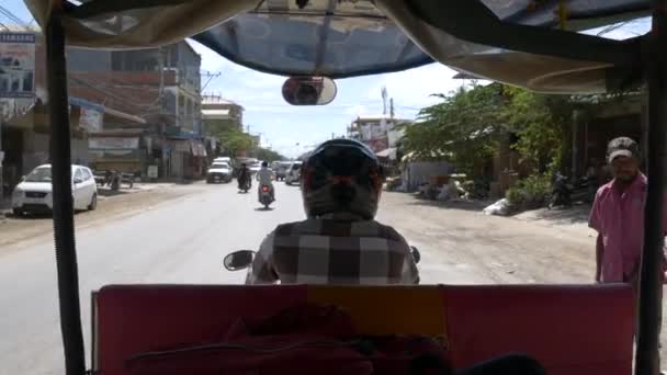 バッタンバン カンボジア 2018年12月頃 カンボジアの旅行先 バッタンバンの通りで人力車に乗る — ストック動画