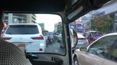 Phnom Penh, Kamboçya - yaklaşık Aralık, 2018: Pov - Kamboçya Phnom Penh araba trafik kuyruk hava kirliliği seyahat hedef yoğun sokaklarında çekçek sürme