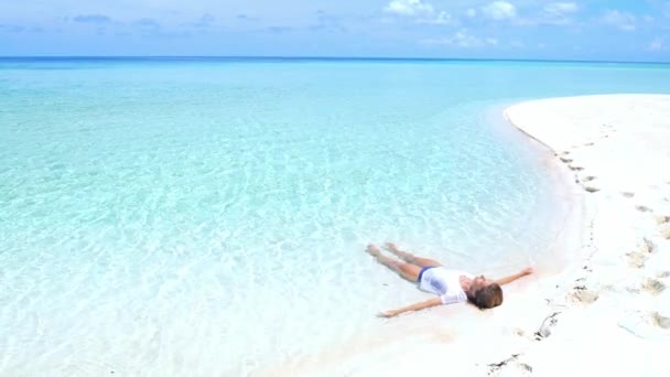 Αργή Κίνηση Γυναίκα Ηλιοθεραπεία Χαλαρωτικό Τυρκουάζ Νερό Λευκή Άμμος Παραλία — Αρχείο Βίντεο