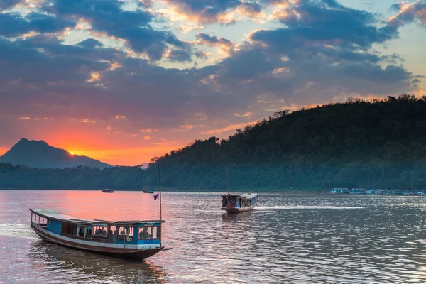 Čluny na řece Mekong v Luang Prabang Laos, na dramatické obloze slunce, slavný batůžkáč pro cestování v jihovýchodní Asii — Stock fotografie