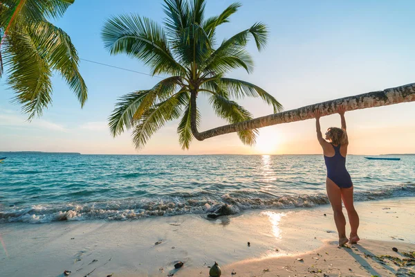 Mujer relajante bajo la fronda de la palma de coco en la playa de arena blanca escénica, día soleado, agua transparente turquesa, personas reales. Indonesia, Islas Kei, Molucas Maluku, Playa de Wab —  Fotos de Stock