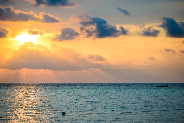Восход солнца на море, пляж в пустыне, без людей, штормовые облака, туристический пункт назначения, индонезийские острова Суматра — стоковое фото