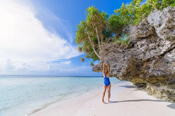 Mujer tomando el sol en la playa de arena blanca escénica, vista trasera, día soleado, agua turquesa transparente, personas reales. Indonesia, Islas Wakatobi —  Fotos de Stock