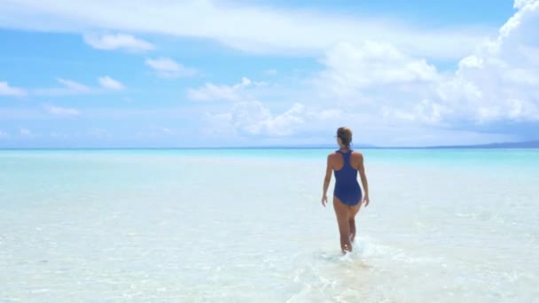 女子日光浴漫步绿松石水白沙滩热带海洋荒岛瓦卡托比印度尼西亚天堂旅游目的地阳光灿烂 — 图库视频影像