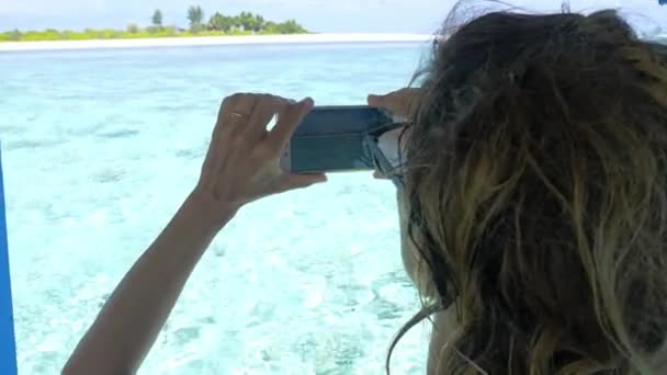 Žena Sdílení Chytrým Telefonem Fotografie Tropického Ostrova Lodi Bílý Písek — Stock video