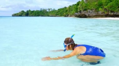 Turkuaz suda şnorkelle yüzen kadın Karayip denizi Endonezya Sulawesi Wakatobi Deniz Ulusal Parkı, mercan resifi tropikal ada dalış merkezi