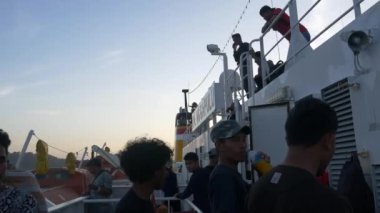 Bandaneira, Endonezya - yaklaşık Kasım 2018: Pelni yolcu gemisinin güvertesinde birçok Endonezyalı insan, Banda Adaları'nı Ambon'a bağlayan ulusal nakliye şirketi, Maluku, Endonezya