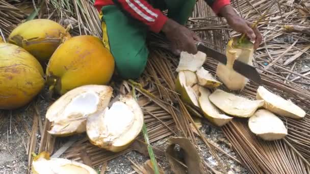 Pria Indonesia Tak Dikenal Mengupas Kelapa Kuning Dengan Pisau Golok — Stok Video