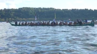 Bandaneira, Endonezya - yaklaşık Kasım 2018: Banda-kora geleneksel kano yarışı, Banda Adaları güzel denizde köy tekneleri arasında yıllık rekabet, Maluku, Endonezya