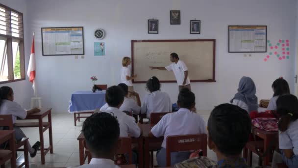 Wab Indonésie Cca Říjen 2018 Zahraniční Evropská Učitelka Která Drží — Stock video