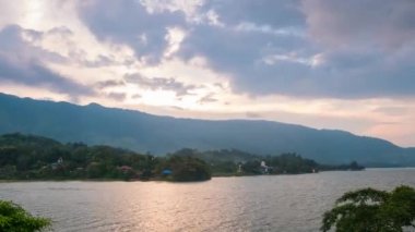 Zaman atlamalı göl Toba Samosir Adası Sumatra Endonezya eski ahşap iskele. Toba Gölü, Batak etnik grubuna ev sahipliği yapan, suyla kaplı büyük bir volkanik kalderadır.