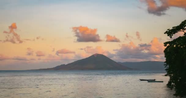 Время захода солнца ночью красочное небо над действующим вулканом Гунунг Апи вид с острова Ай Банда Молуккских островов Индонезии, известный мускатных плантаций — стоковое видео