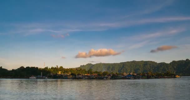 Doba západu slunce k nočním barvitým nebesům nad vesnicí Bandaneira Indonésie banda Islands Moluku potápěčské cestování místo staré nizozemské kolonie pro muškátové plantáže — Stock video