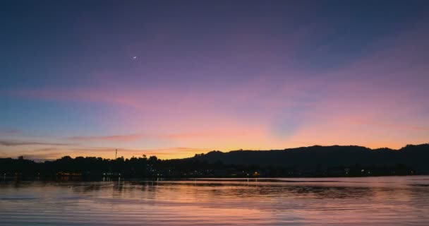 Time lapse sunrise cielo colorido sobre el pueblo de Bandaneira Indonesia Islas Banda Maluku buceo destino de viaje vieja colonia holandesa para plantaciones de nuez moscada — Vídeo de stock