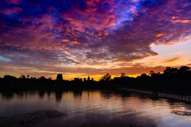 Angkor Wat şafak ana cephe siluet yansıma su birikintisi üzerinde dramatik gökyüzü. Kamboçya'da dünya ünlü Tapınağı.