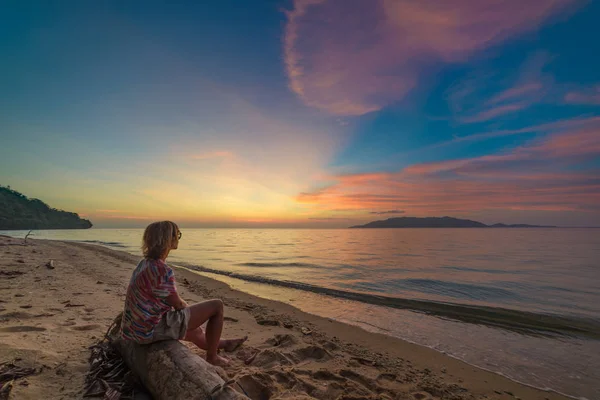 Mulher relaxante na praia de areia céu romântico ao pôr do sol, visão traseira, paisagem dourada, pessoas reais. Indonésia, ilhas Kei, Molucas Maluku — Fotografia de Stock