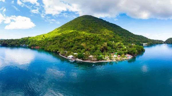 Havadan görünümü Banda Adaları Moluccas adalar Endonezya, Pulau Gunung API, lav akıntıları, beyaz kum plaj mercan resif. En sevilen seyahat turizm, şnorkel dalış en iyi. — Stok fotoğraf