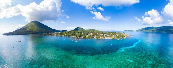 Vue Aérienne Îles Banda archipel des Moluques Indonésie, Pulau Gunung Api, village de Bandaneira, récif corallien mer des Caraïbes. Kora Kora traditionnelle course annuelle de canoë . — Photo