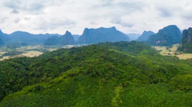 Hava: Laos Asya'da Vang Vieng popüler hedef etrafında doğal kayalıklar kaya doruklarına tropikal orman pirinç tarlaları vadisi çarpıcı manzara panorama