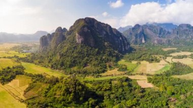 Hava: Laos Asya'da Vang Vieng popüler hedef etrafında doğal kayalıklar kaya doruklarına tropikal orman pirinç tarlaları vadisi çarpıcı manzara panorama