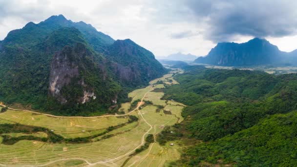 Aéreo Panorama Falésias Cênicas Pináculos Rocha Selva Tropical Arrozais Vale — Vídeo de Stock